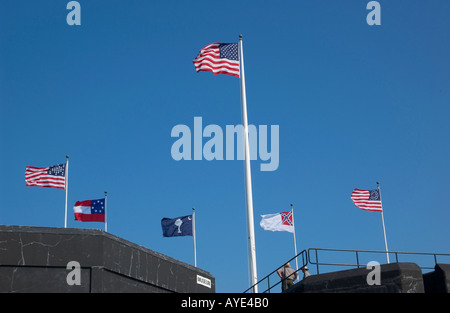 Bandiere che sventolano nel vento sotto un cielo azzurro cristallino nello storico Fort Sumter, South Carolina, Stati Uniti. Foto Stock