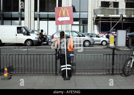 Un uomo tenendo un cartello McDonalds 04 04 2008 Fotografia di Kate Jones Foto Stock