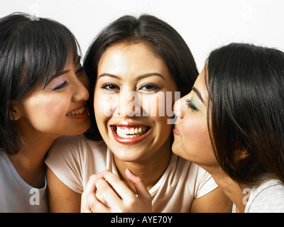 Donna baciato da due amici sulla guancia Foto Stock