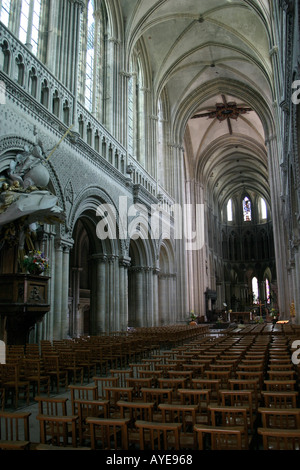 All'interno della cattedrale di Notre Dame a Bayeux Normandia Francia Foto Stock