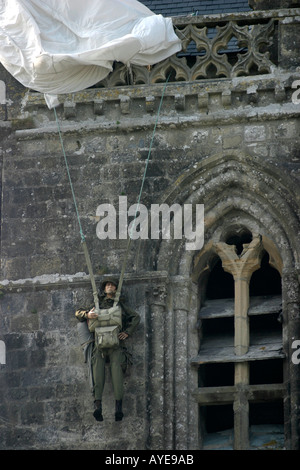 Ste Mère Eglise con un manichino di parachutist John Steele atterrato sulla chiesa steeple durante lo sbarco in Normandia di 1944 Foto Stock