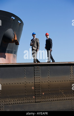 Ingegneri a bordo di una nave Foto Stock