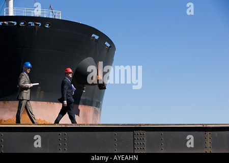 Ingegneri a bordo di una nave Foto Stock