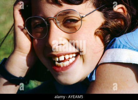 Happy 12 anno vecchia ragazza con gli occhiali Foto Stock