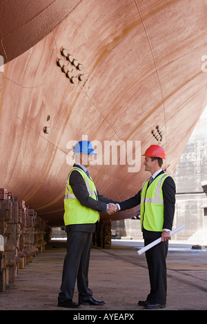 Ingegneri stringono le mani Foto Stock