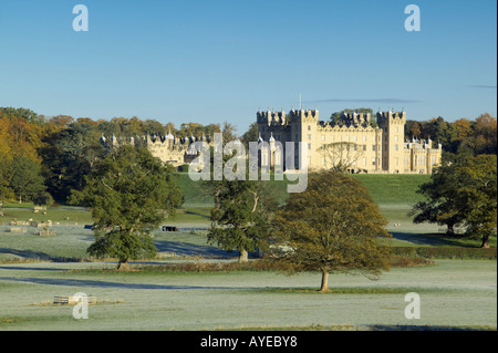 Piani del castello e il fiume Tweed, vicino a Kelso, Scottish Borders, Scozia Foto Stock