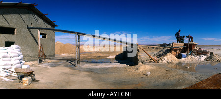 Chott el Djerid Tunisia endorheic Salt Lake la più grande Salt Pan del deserto del Sahara - produzione di sale Foto Stock