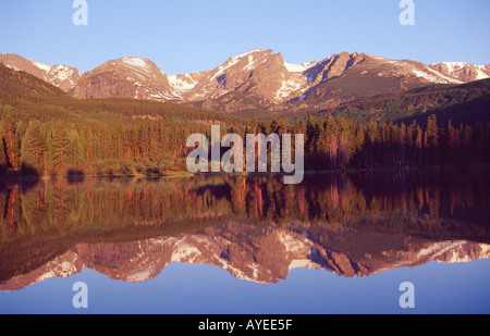 Alba riflessioni nel lago Sprague, Rocky Mountain National Park, COLORADO, Stati Uniti d'America Foto Stock