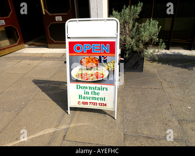 Regents Park Londra Inghilterra Londra moschea Centrale Restaurant Sign in cortile Foto Stock