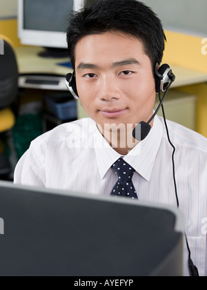 Uomo che indossa un auricolare Foto Stock