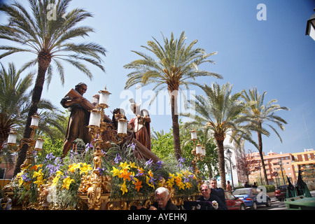 La processione religiosa delle Confraternite cristiana durante la Semana Santa (Pasqua Settimana Santa) a Valencia, Spagna. Foto Stock