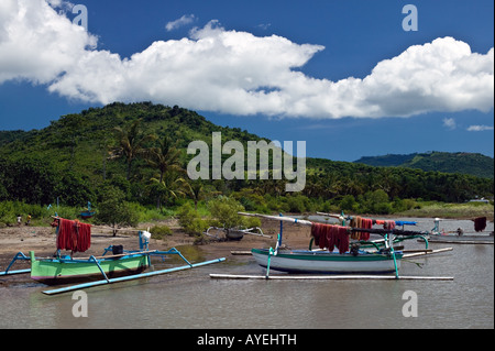 Indonesiano proas pesca in laguna vicino Tuan Lombok Foto Stock