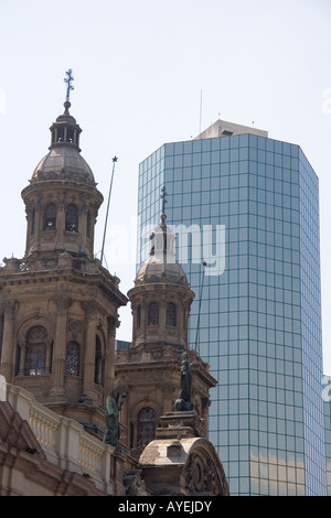 La Cattedrale Metropolitana e il moderno edificio in Santiago del Cile