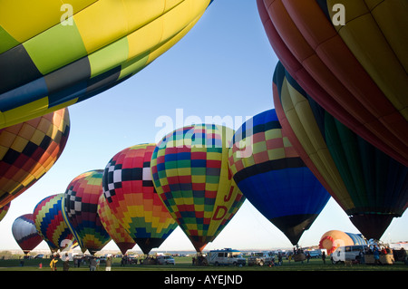 Righe di mongolfiere in Pronto per il lancio con il profondo blu del cielo e sunrise come sfondo. Albuquerque Balloon Fiesta in Foto Stock