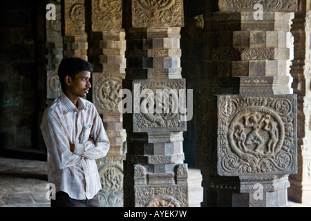 Indian uomo dentro il tempio Airavatesvara a Darasuram India del Sud Foto Stock