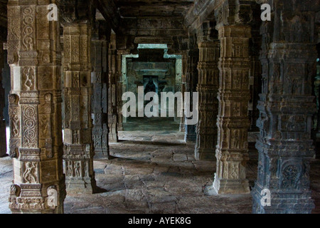 Pilar Hall all'interno di Airavatesvara tempio di Darasuram India del Sud Foto Stock