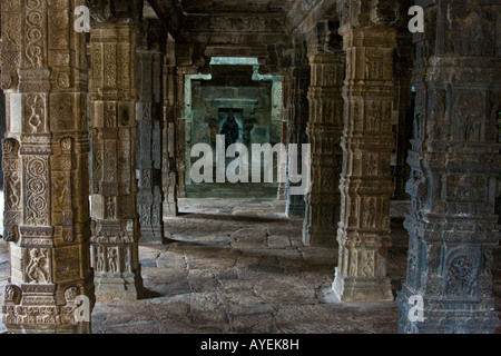 Pilar Hall all'interno di Airavatesvara tempio di Darasuram India del Sud Foto Stock