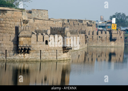 Moat e pareti a Vellore Fort Vellore in India del Sud Foto Stock