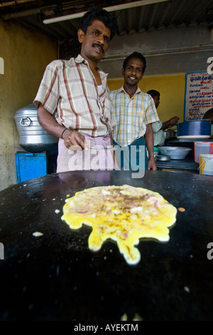 Cibo di strada frittura fornitore una frittata di Mamallapuram in India del Sud Foto Stock