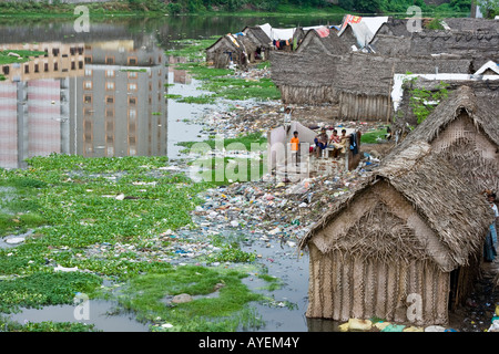 Bambini che giocano tra cumuli di rifiuti a Dhobi Ghat a Chennai India del Sud Foto Stock