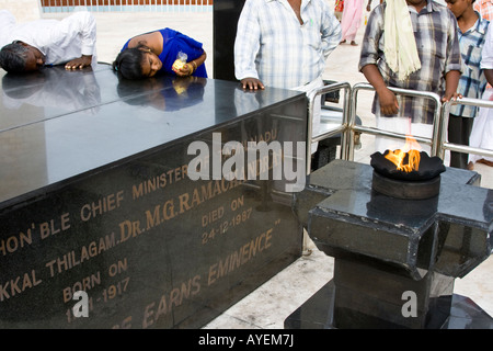 La visita alla tomba di Mons e di ascolto per il ticchettio del suo orologio in Chennai India del Sud Foto Stock