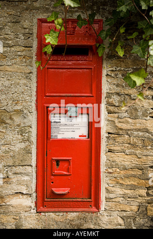 Una casella di posta insieme in un muro di pietra nel West Yorkshire Foto Stock