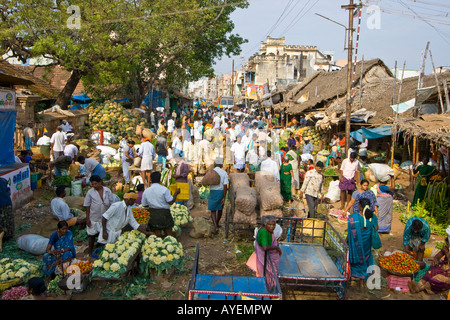 Affollato mercato ortofrutticolo in Madurai India del Sud Foto Stock