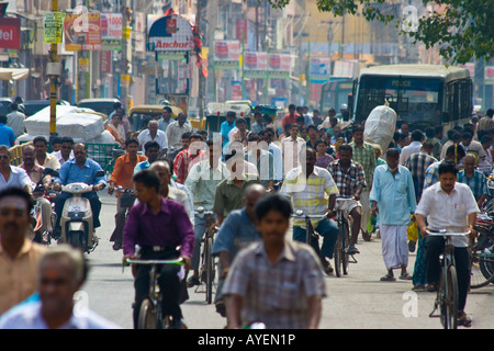 La strada affollata del traffico in Madurai India del Sud Foto Stock