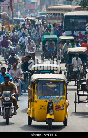 La strada affollata del traffico in Madurai India del Sud Foto Stock