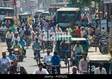 La strada affollata del traffico in Madurai India del Sud Foto Stock