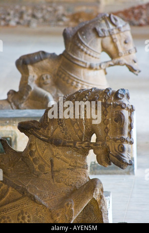 Statue di cavalli dentro il Tirumalai Nayak Palace a Madurai India del Sud Foto Stock