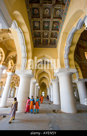 Ornato soffitto intagliato e colonne all'interno del Tirumalai Nayak Palace a Madurai India del Sud Foto Stock