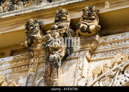 Scary statue dentro il Tirumalai Nayak Palace a Madurai India del Sud Foto Stock