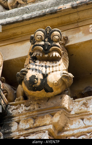 Scary statue dentro il Tirumalai Nayak Palace a Madurai India del Sud Foto Stock