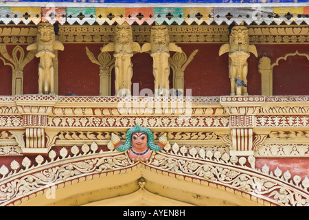 Dettagli architettonici all'interno del Tirumalai Nayak Palace a Madurai India del Sud Foto Stock