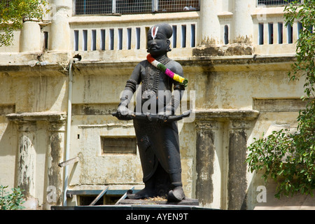 Statua al di fuori il Tirumalai Nayak Palace a Madurai India del Sud Foto Stock