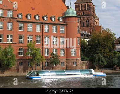 Gita turistica di barca sul fiume ILL quartiere Petite France di Strasburgo Alsace Francia Foto Stock