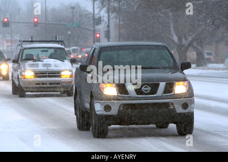 Automobiles guida su strade innevate in Boise Idaho Foto Stock
