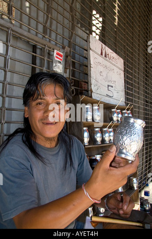 Venditore ambulante di vendita mate argento tazze in Buenos Aires Argentina Foto Stock