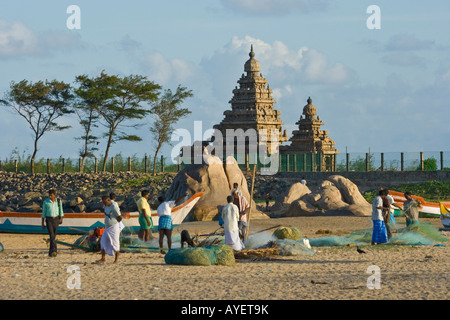 I pescatori di fronte a Riva Tempio Mamallapuram in India del Sud Foto Stock