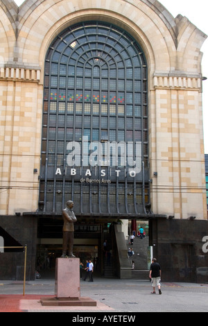 Esterno del centro commerciale Abasto con una statua di Carlos Gardel a Buenos Aires in Argentina Foto Stock