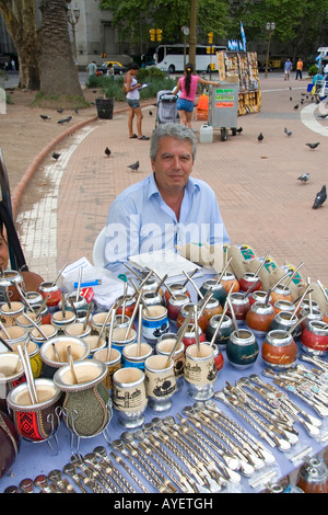 Venditore ambulante vendita di mate tazze in Buenos Aires Argentina Foto Stock