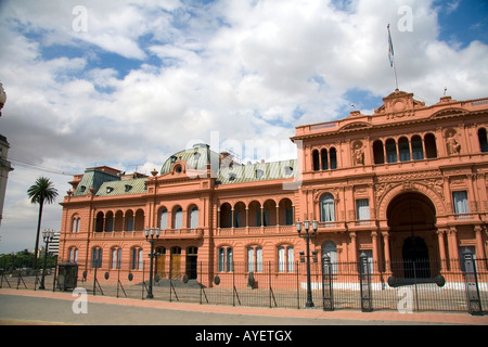 La Casa Rosada situato all'estremità orientale della Plaza de Mayo di Buenos Aires Argentina Foto Stock