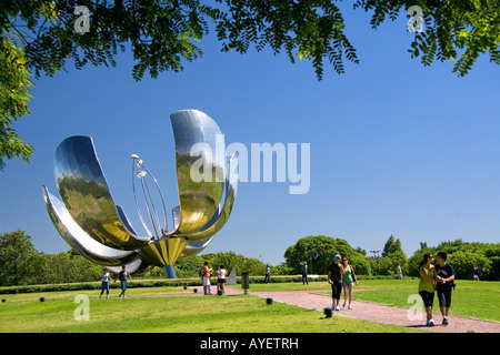 Floralis generica di una scultura in Nazioni Unite Park a Buenos Aires in Argentina Foto Stock