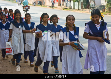 Indian studentesse sul loro modo di scuola in Tamil Nadu India del Sud Foto Stock