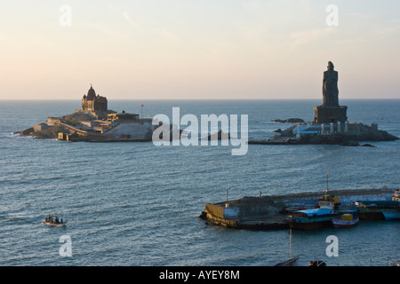 Sunrise a Thiruvalluvar Statue e Vivekananda Rock Memorial in Kanyakumari India del Sud Foto Stock