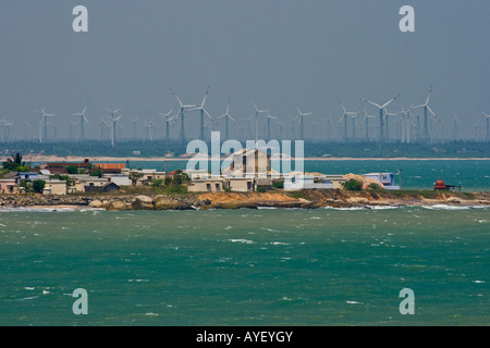 Il mulino a vento di generatori di energia in Kanyakumari in India del Sud Foto Stock