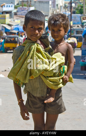 Giovani ragazzi indiani di accattonaggio in Kanyakumari India del Sud Foto Stock