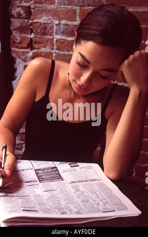 La donna la lettura di annunci Foto Stock