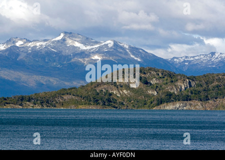 Vista del Dientes de Navarino vertici in Cile attraverso il Canale di Beagle vicino a Ushuaia Argentina Foto Stock